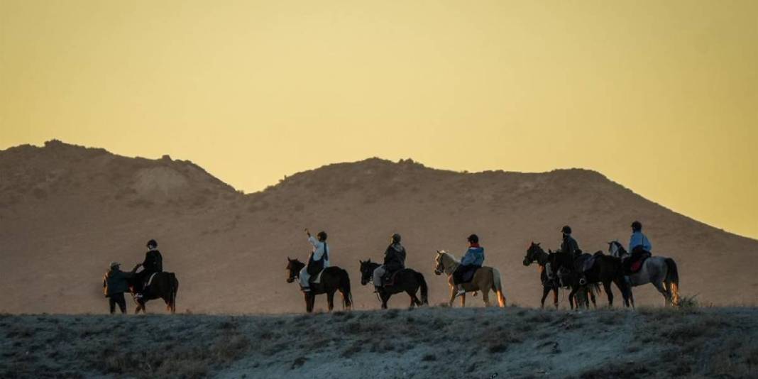 Kapadokya’ya yerli ve yabancı turistten yoğun ilgi! Şimdi keşfin tam zamanı: İster arazi aracıyla, ister atla… 6